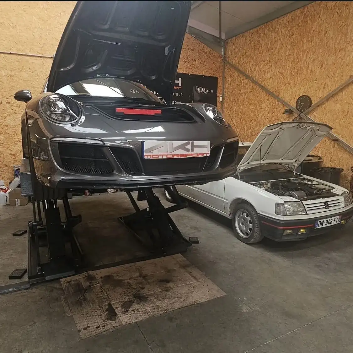 Porsche 911 sur le pont de l'atelier AKH Motorsport à Brignais