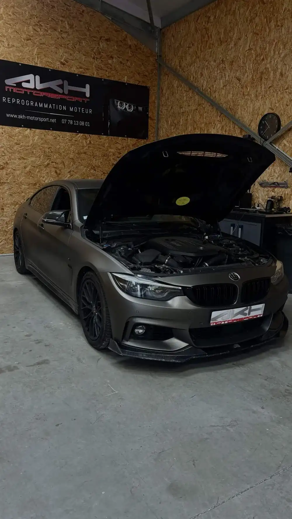 BMW Série 4 préparée, capot ouvert chez AKH Motorsport
