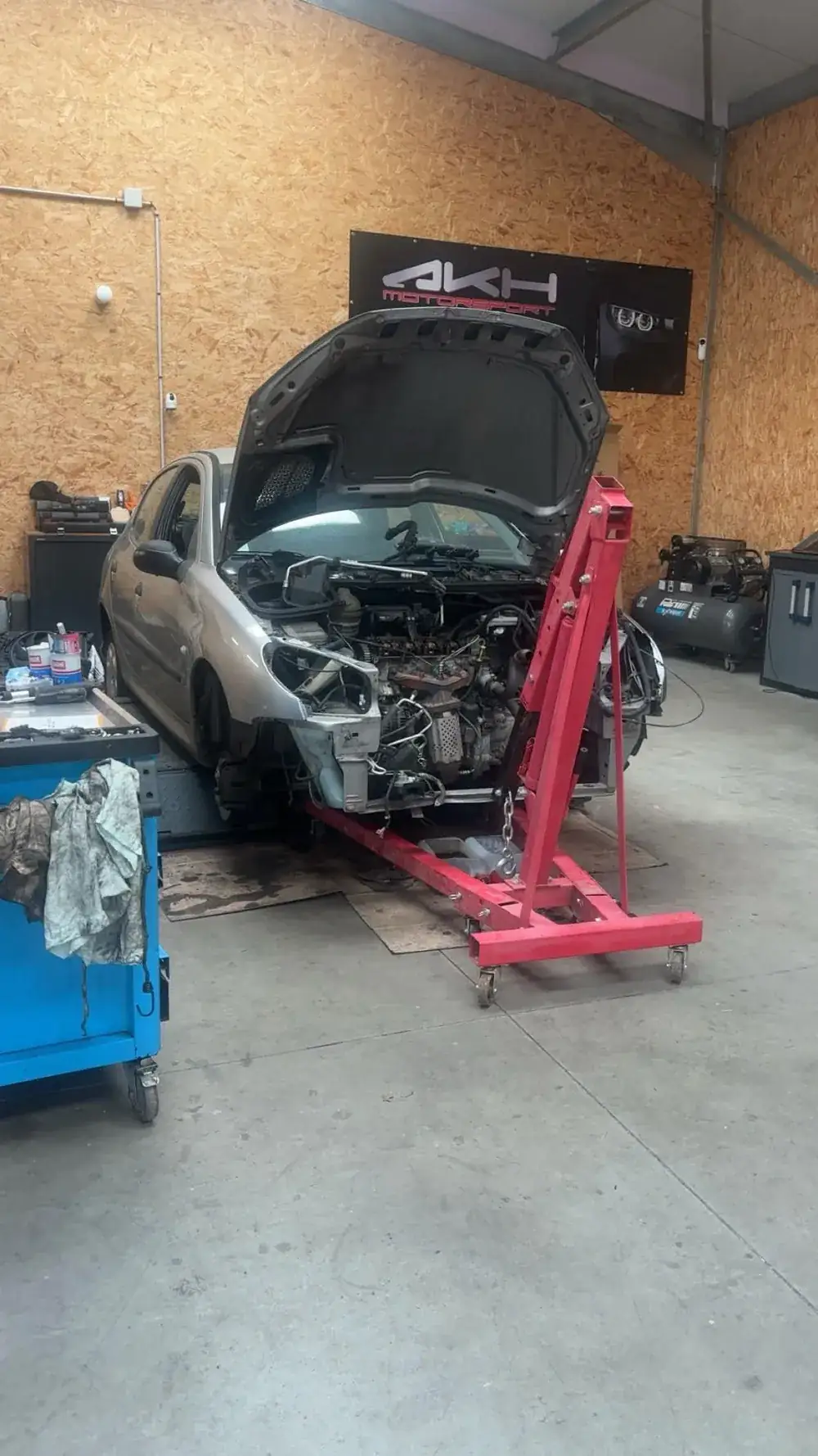 Dépose moteur sur Peugeot 206 dans l'atelier AKH Motorsport