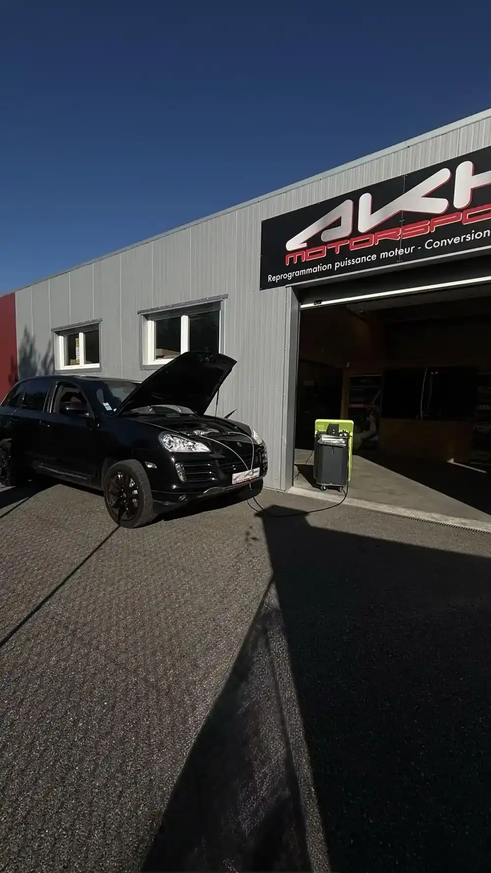 Porsche Cayenne en décalaminage devant l'atelier AKH Motorsport